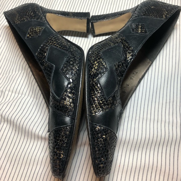 Navy leather slip on heels by Cara Molina España. - Picture 7 of 16